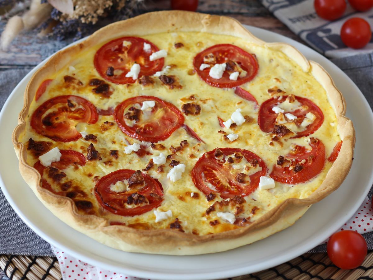 Kasvisruokaa tomaatti-feta-quiche, joka sopii täydellisesti piknikille! - kuva 3