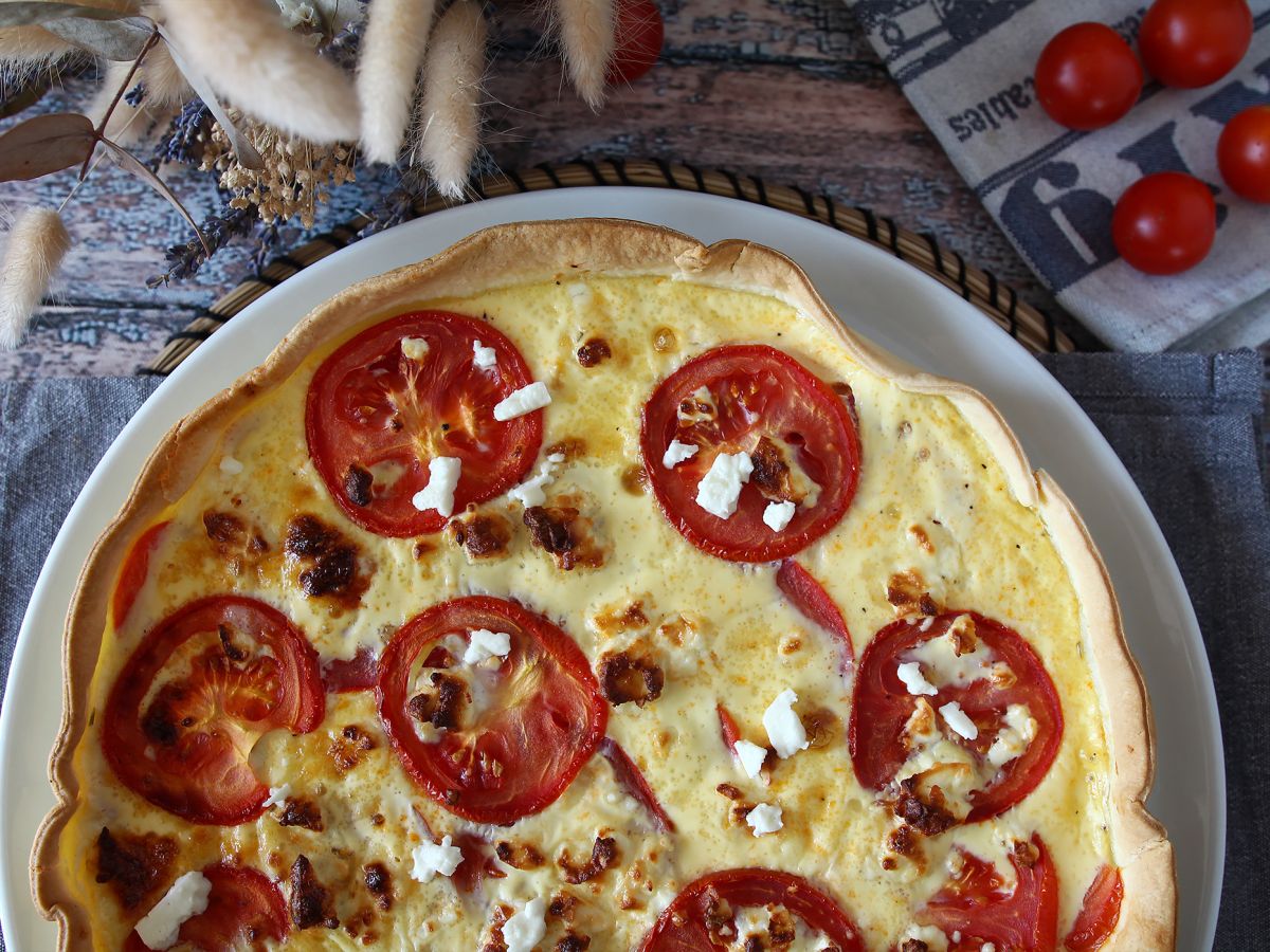 Kasvisruokaa tomaatti-feta-quiche, joka sopii täydellisesti piknikille! - kuva 5