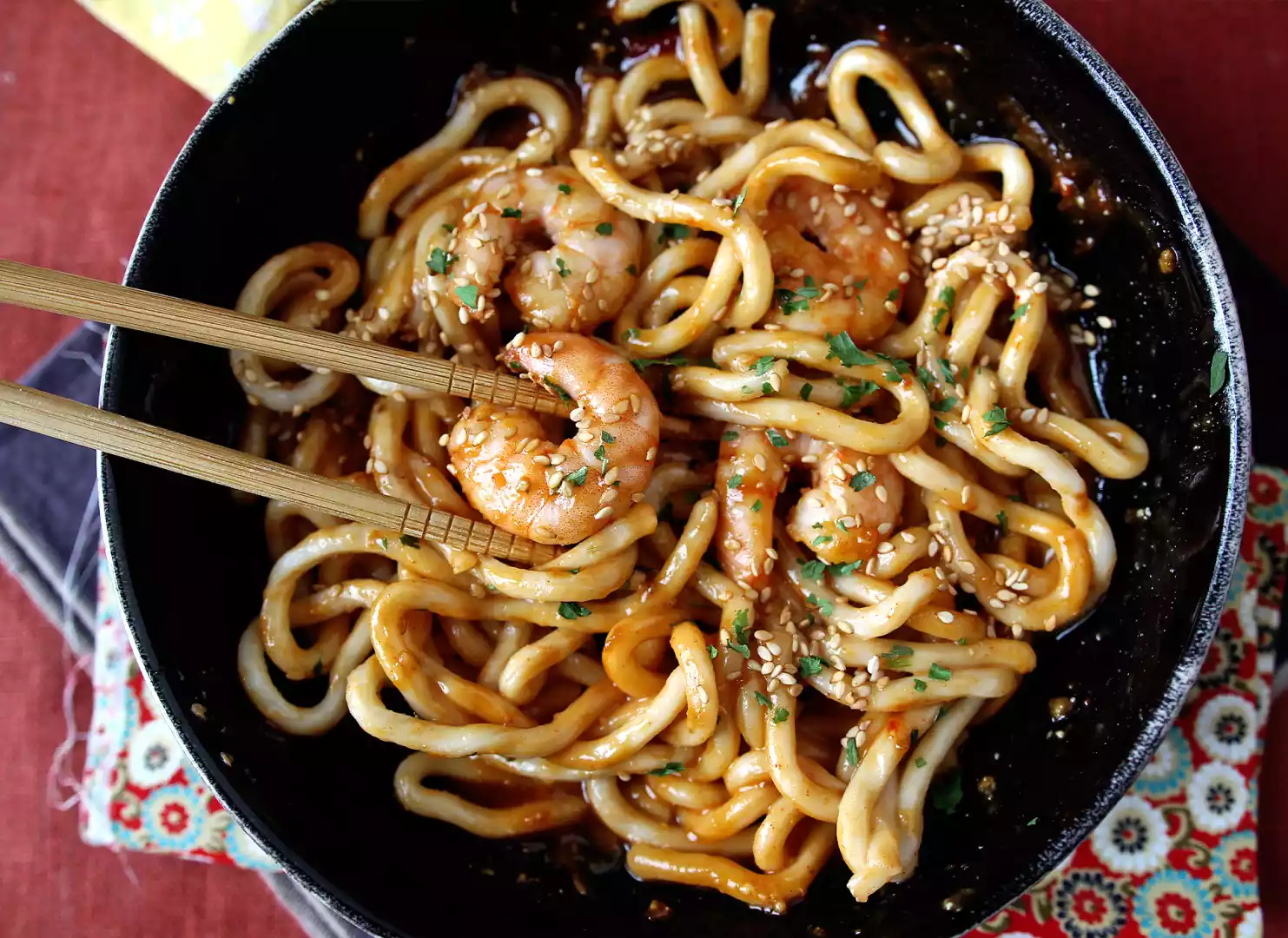 Katkarapu-udon-nuudelit mausteisella maapähkinäkastikkeella