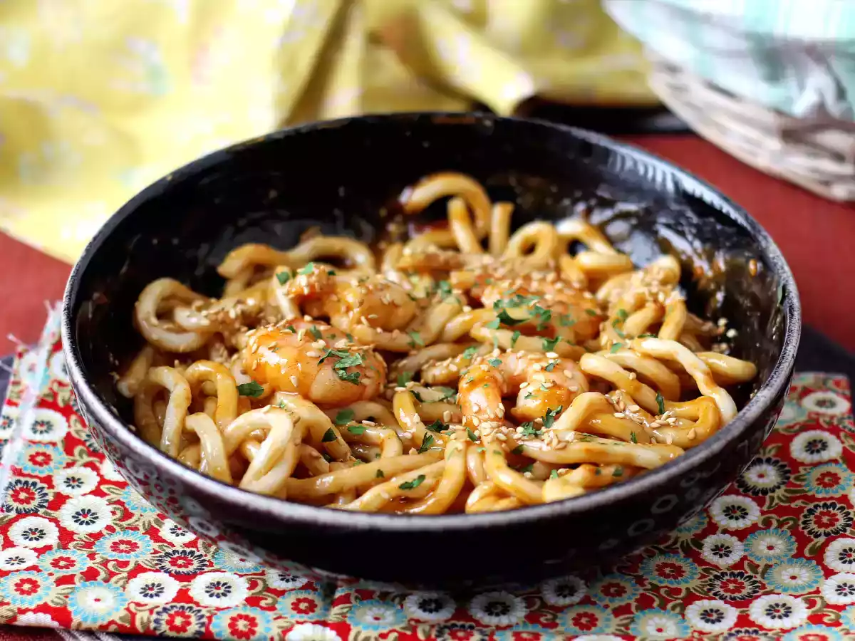Katkarapu-udon-nuudelit mausteisella maapähkinäkastikkeella - kuva 2