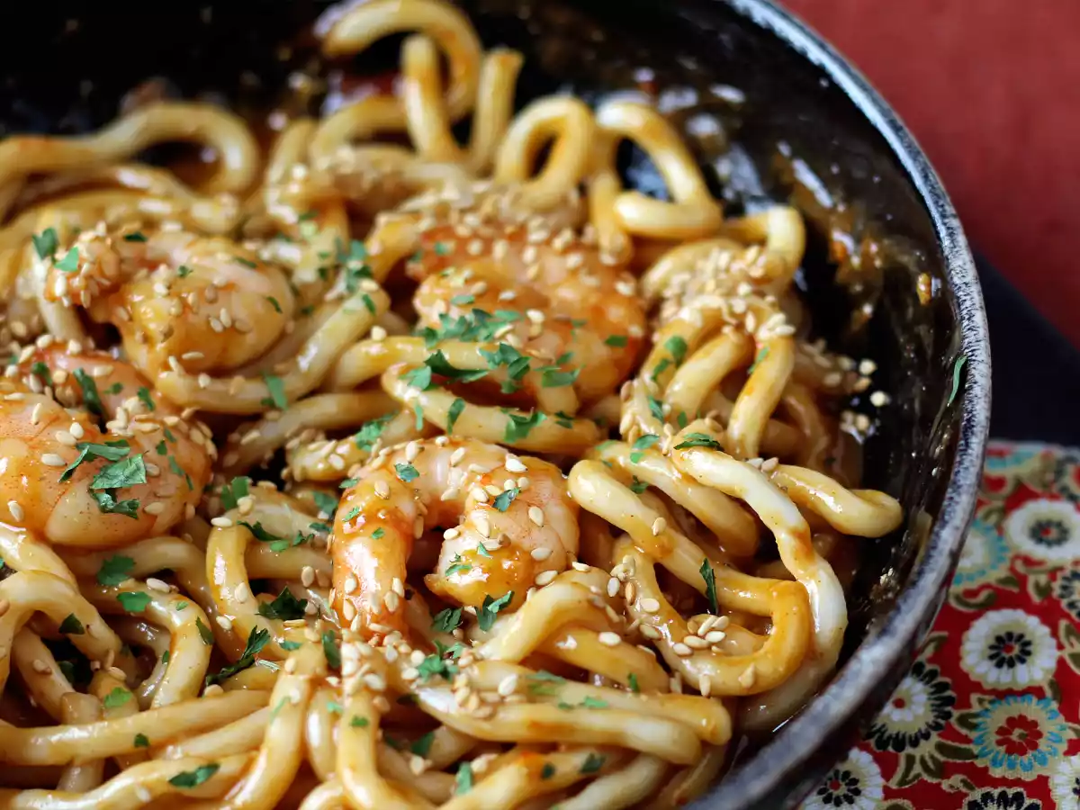 Katkarapu-udon-nuudelit mausteisella maapähkinäkastikkeella - kuva 3