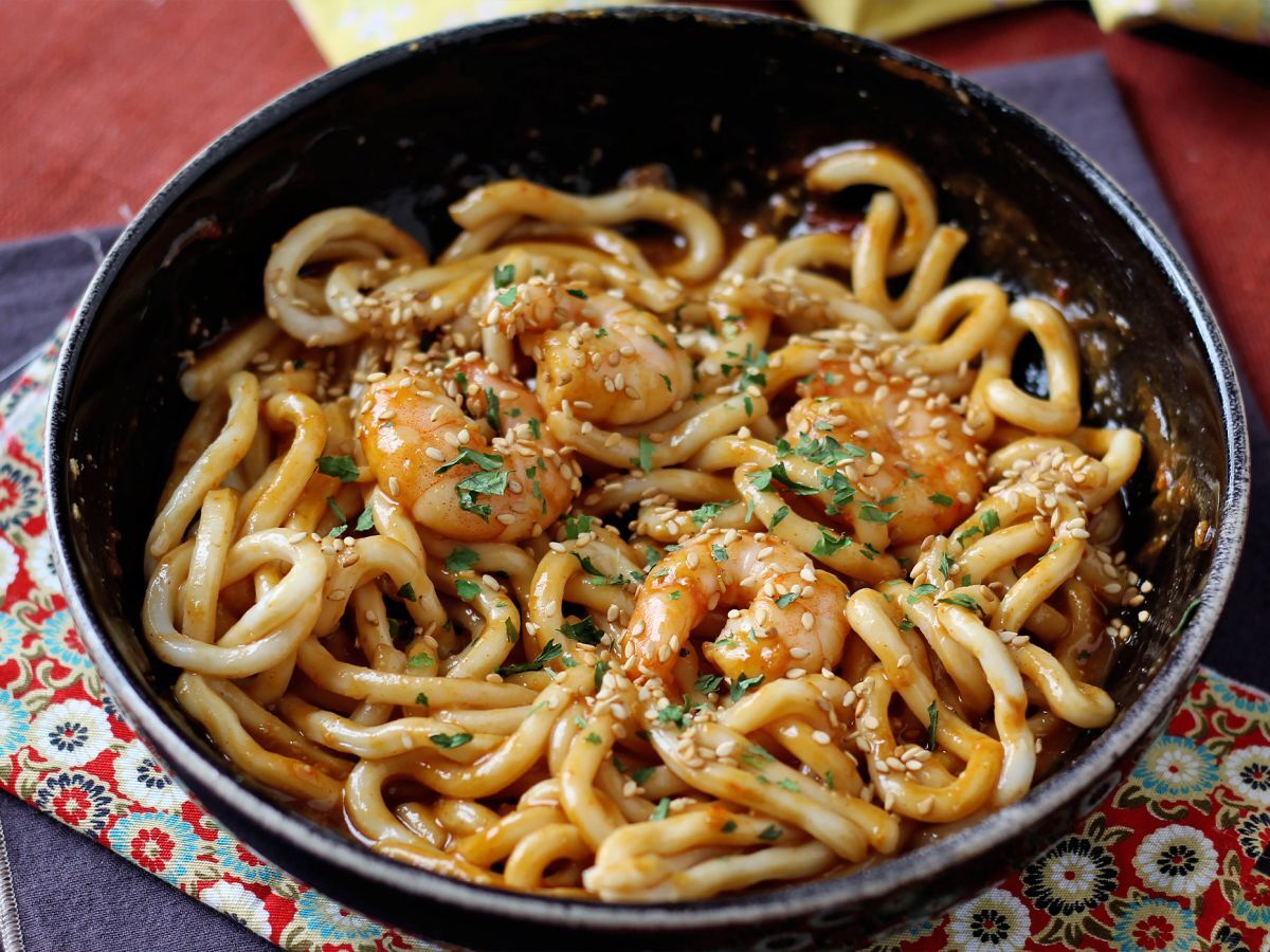 Katkarapu-udon-nuudelit mausteisella maapähkinäkastikkeella - kuva 5