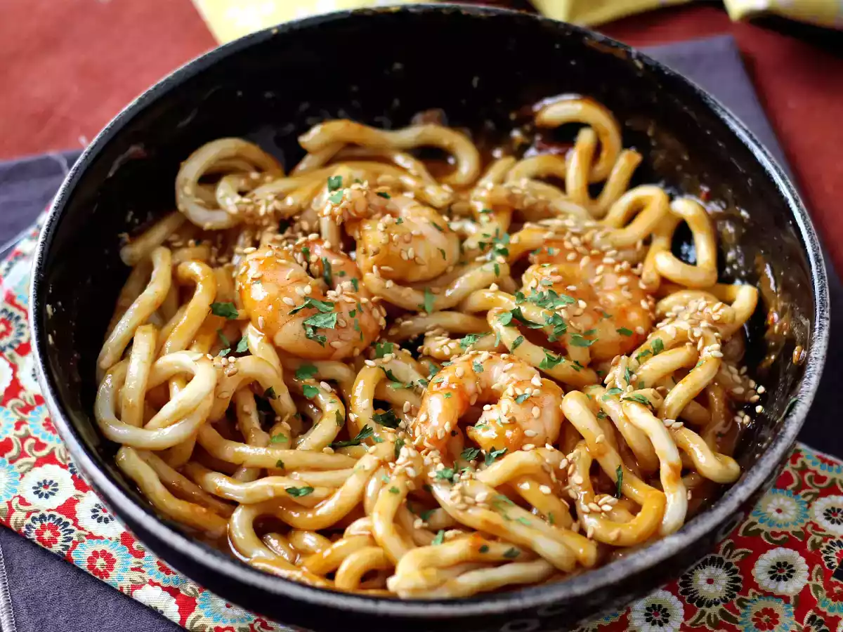 Katkarapu-udon-nuudelit mausteisella maapähkinäkastikkeella - kuva 5