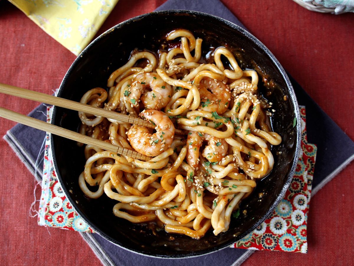 Katkarapu-udon-nuudelit mausteisella maapähkinäkastikkeella - kuva 6