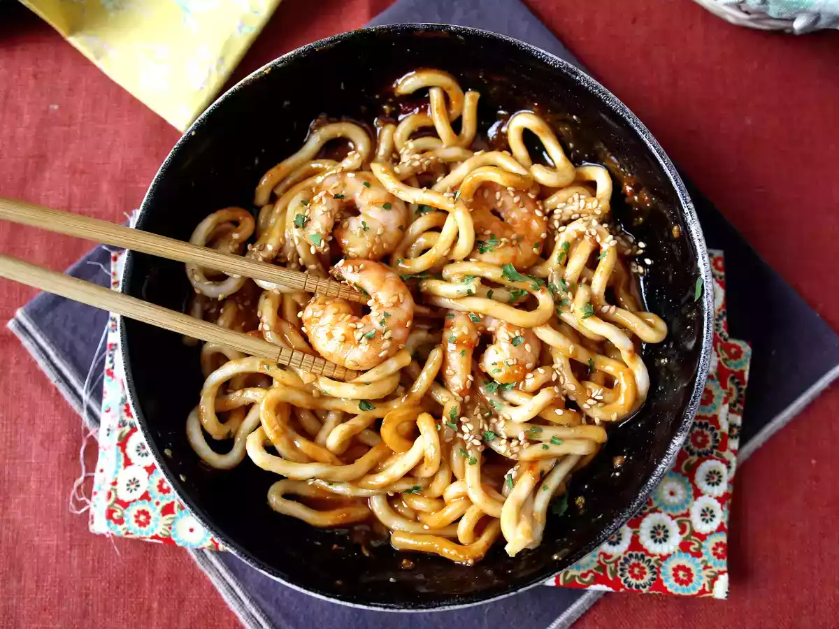 Katkarapu-udon-nuudelit mausteisella maapähkinäkastikkeella - kuva 6