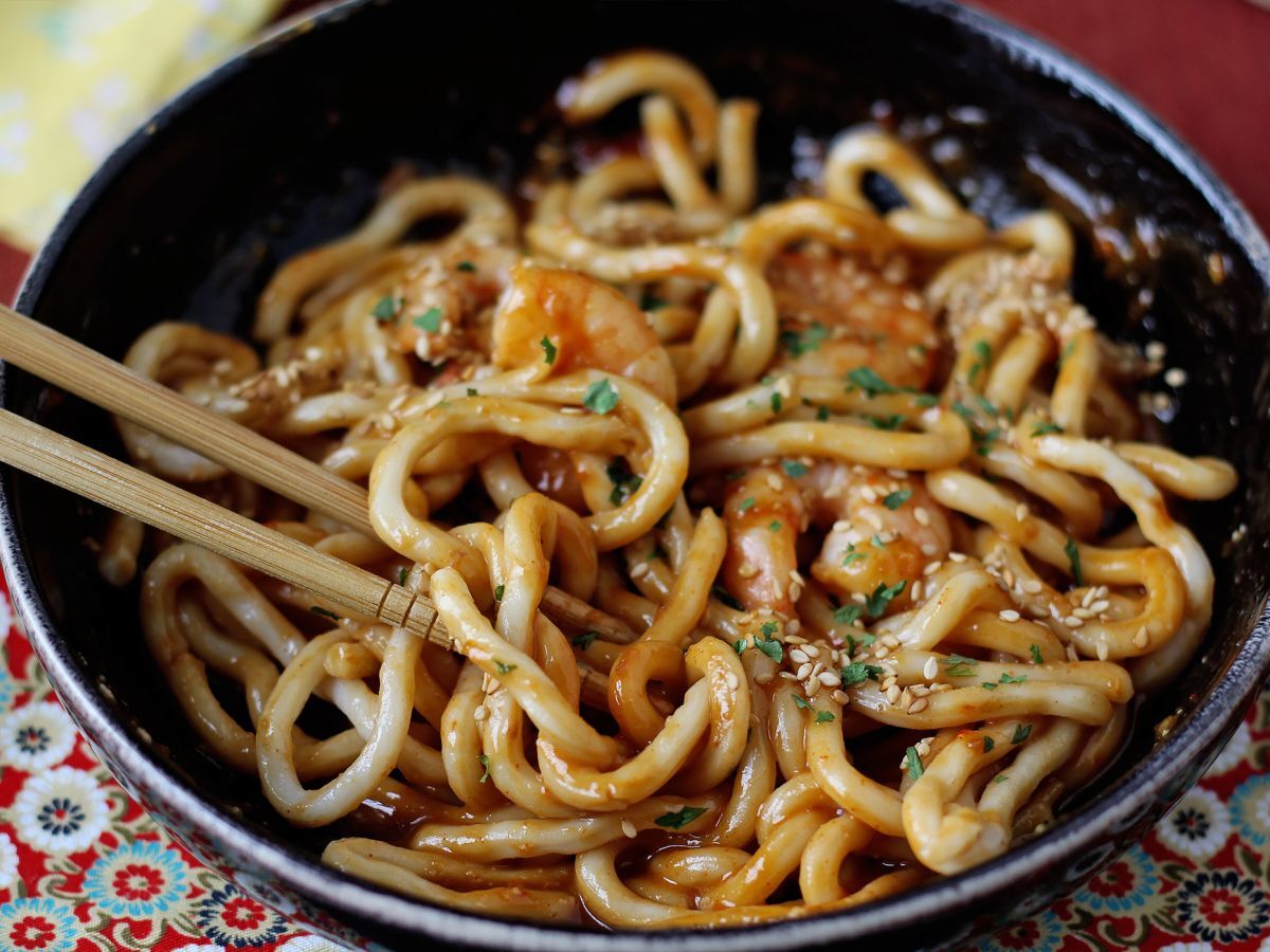 Katkarapu-udon-nuudelit mausteisella maapähkinäkastikkeella - kuva 7