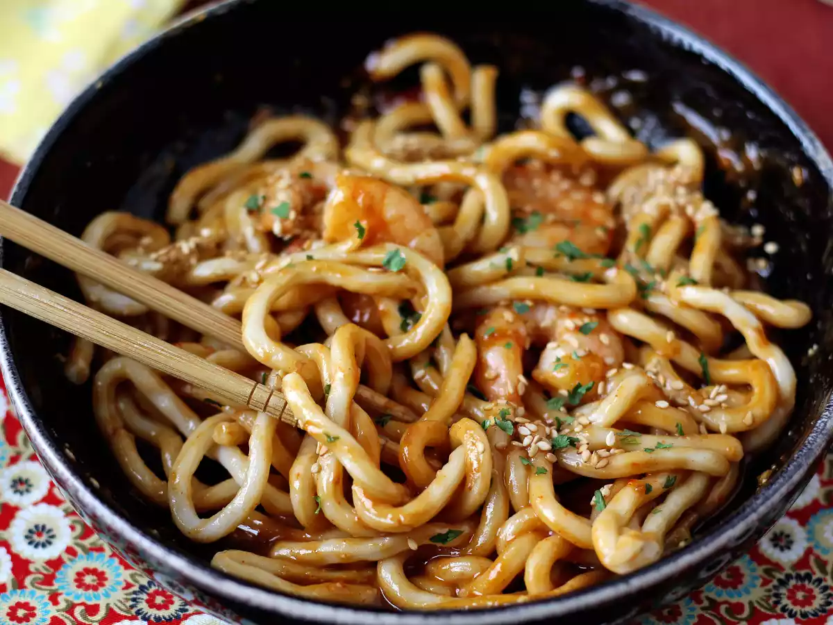 Katkarapu-udon-nuudelit mausteisella maapähkinäkastikkeella - kuva 7