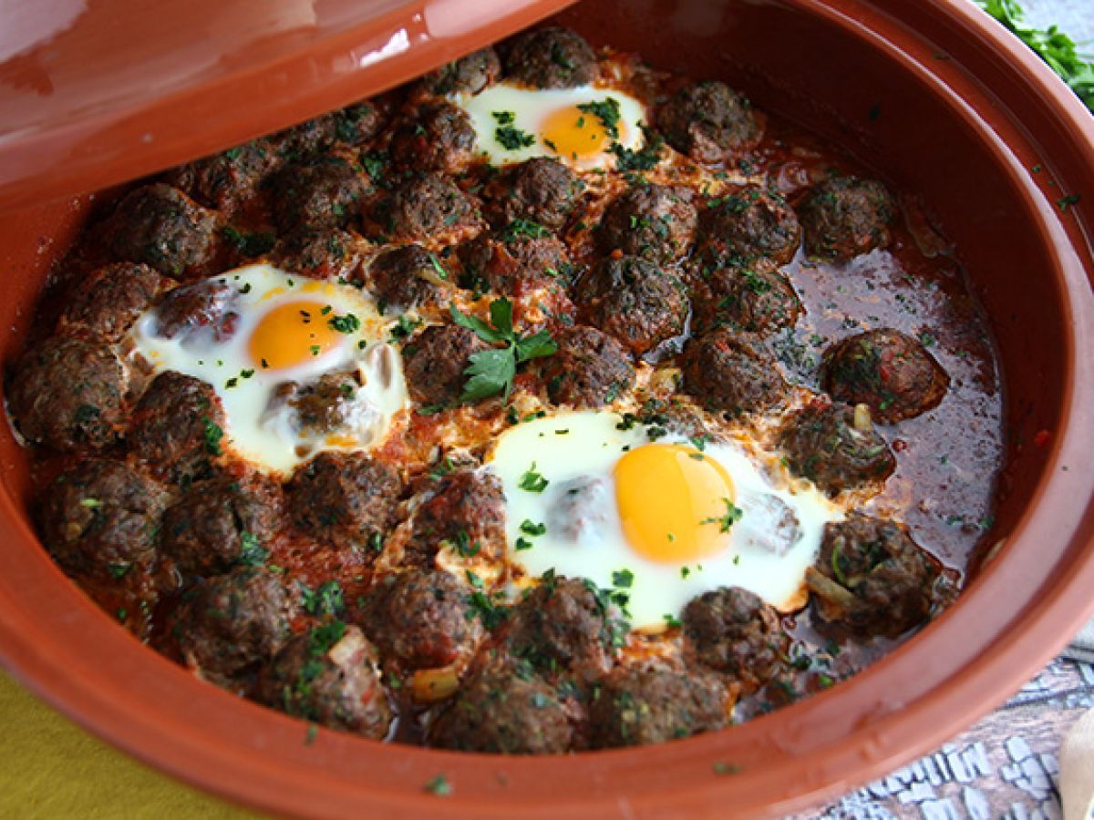 Kefta tagine (mausteisten ja yrttien kanssa jauhettuja lihapullia)
