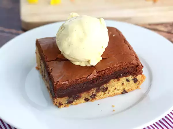 Resepti Keksi- ja brownie-kakku täydellinen välipalaksi!