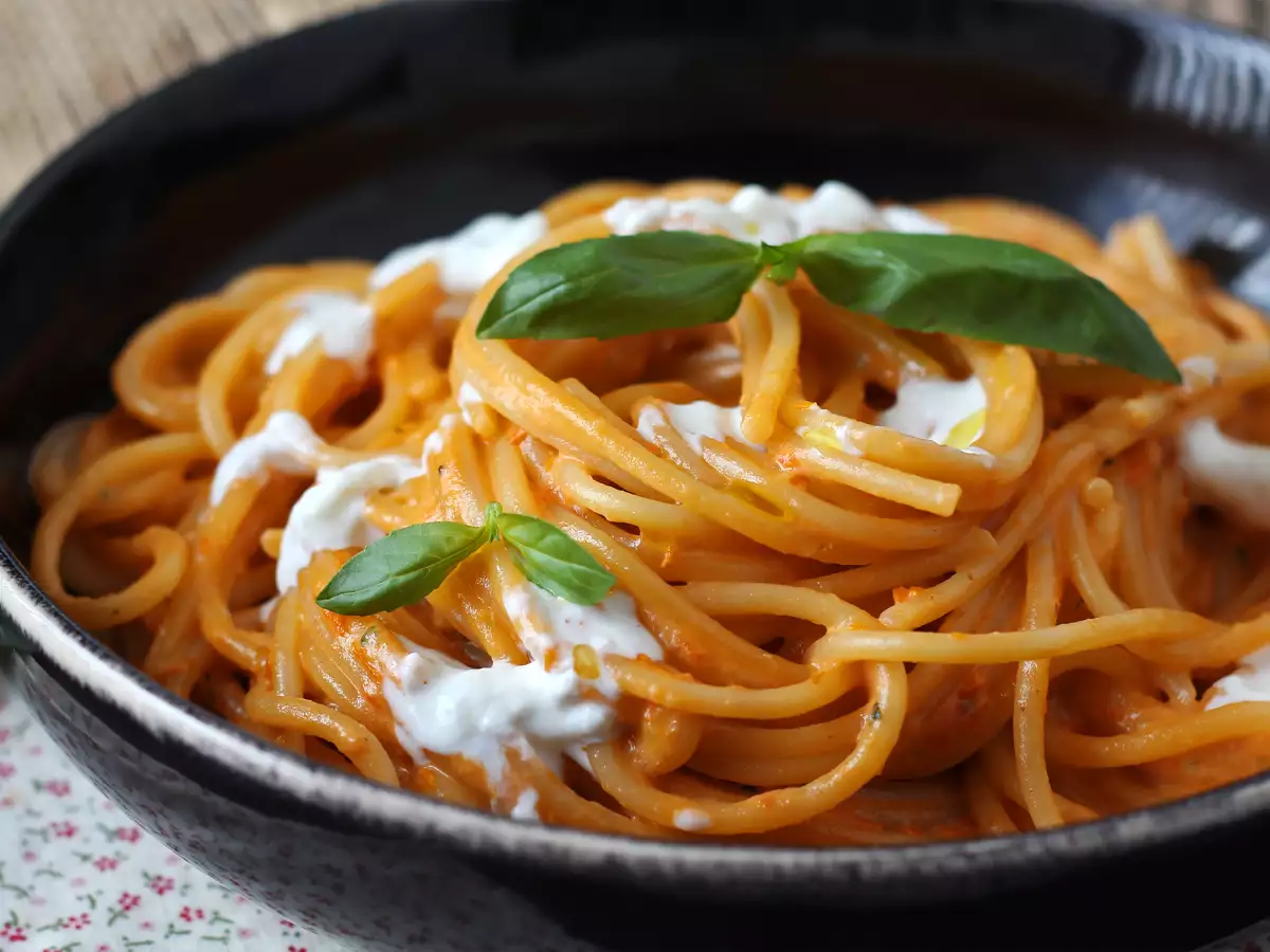 Kermainen pasta burratan ja kirsikkatomaattien kera