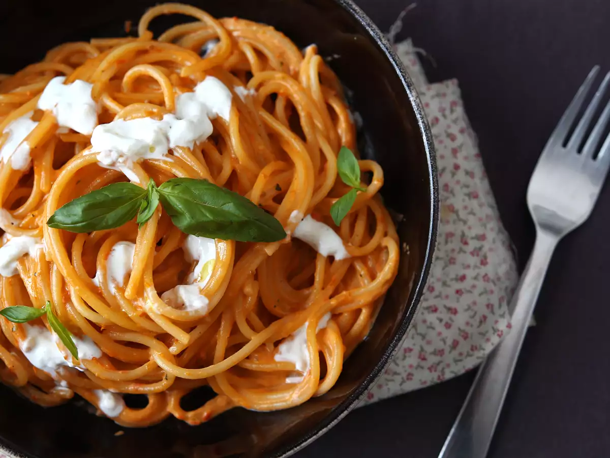 Kermainen pasta burratan ja kirsikkatomaattien kera - kuva 2