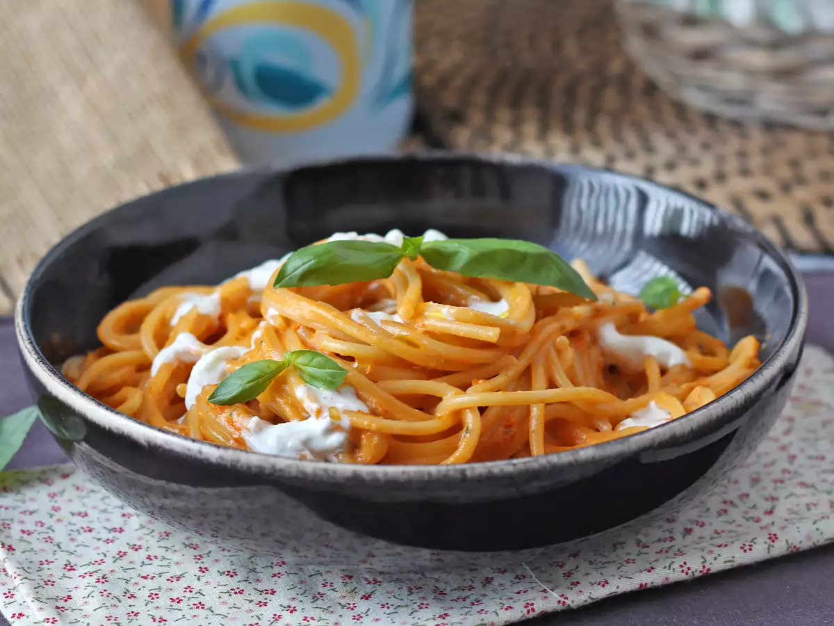 Kermainen pasta burratan ja kirsikkatomaattien kera - kuva 3