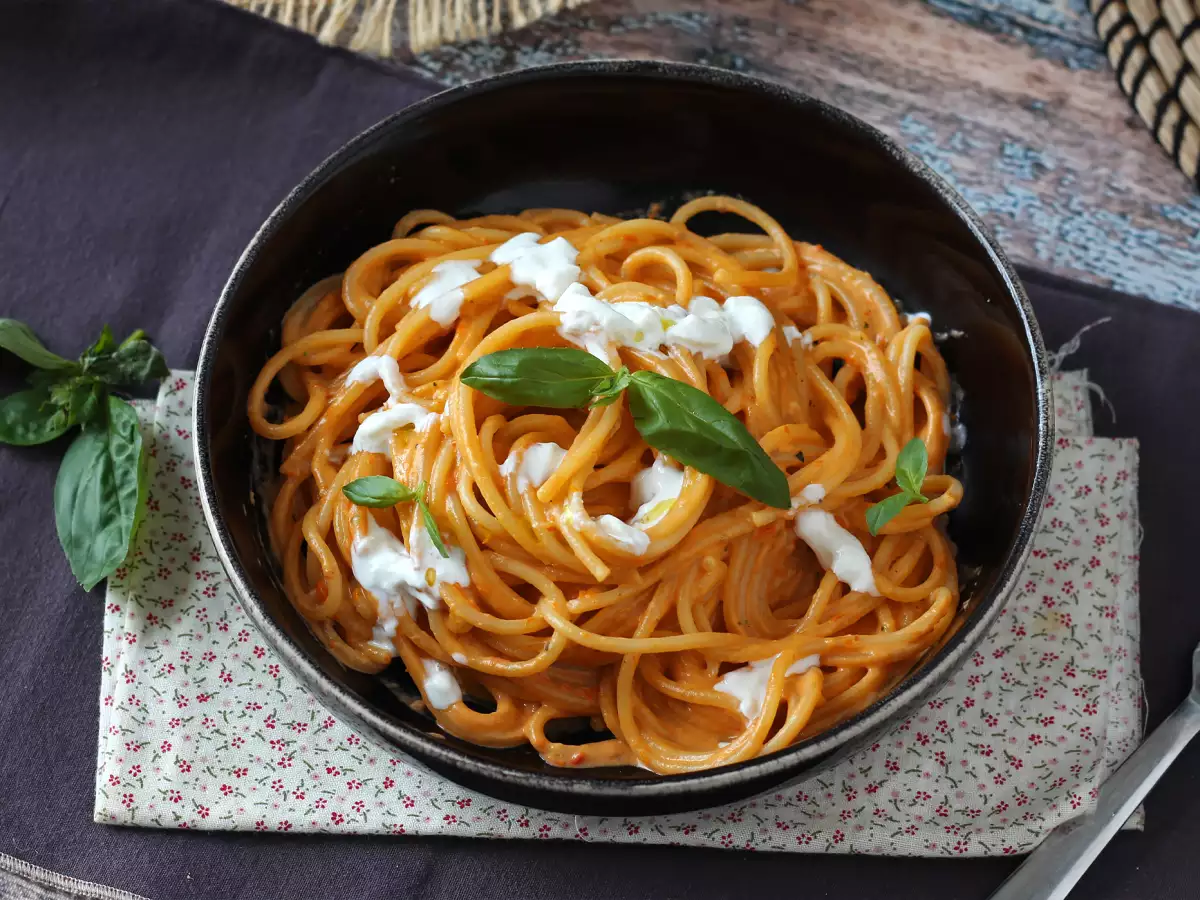 Kermainen pasta burratan ja kirsikkatomaattien kera - kuva 4