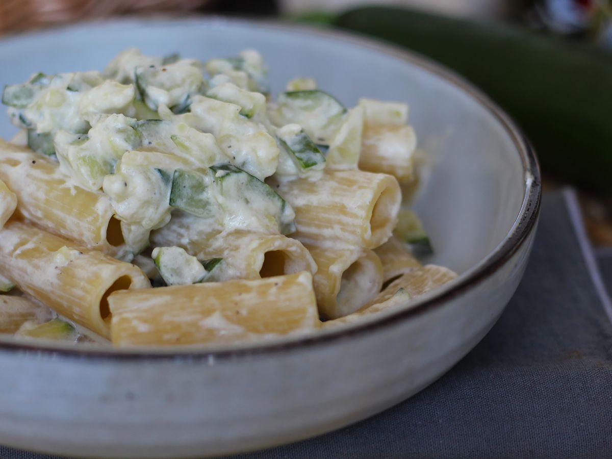Kermainen pasta kesäkurpitsojen kanssa, maukas ja erittäin nopea resepti