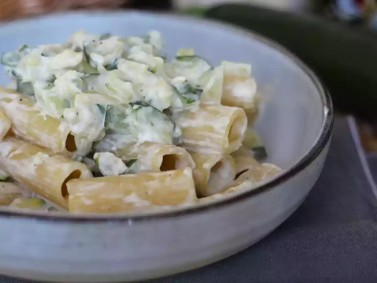 Kermainen pasta kesäkurpitsojen kanssa, maukas ja erittäin nopea resepti