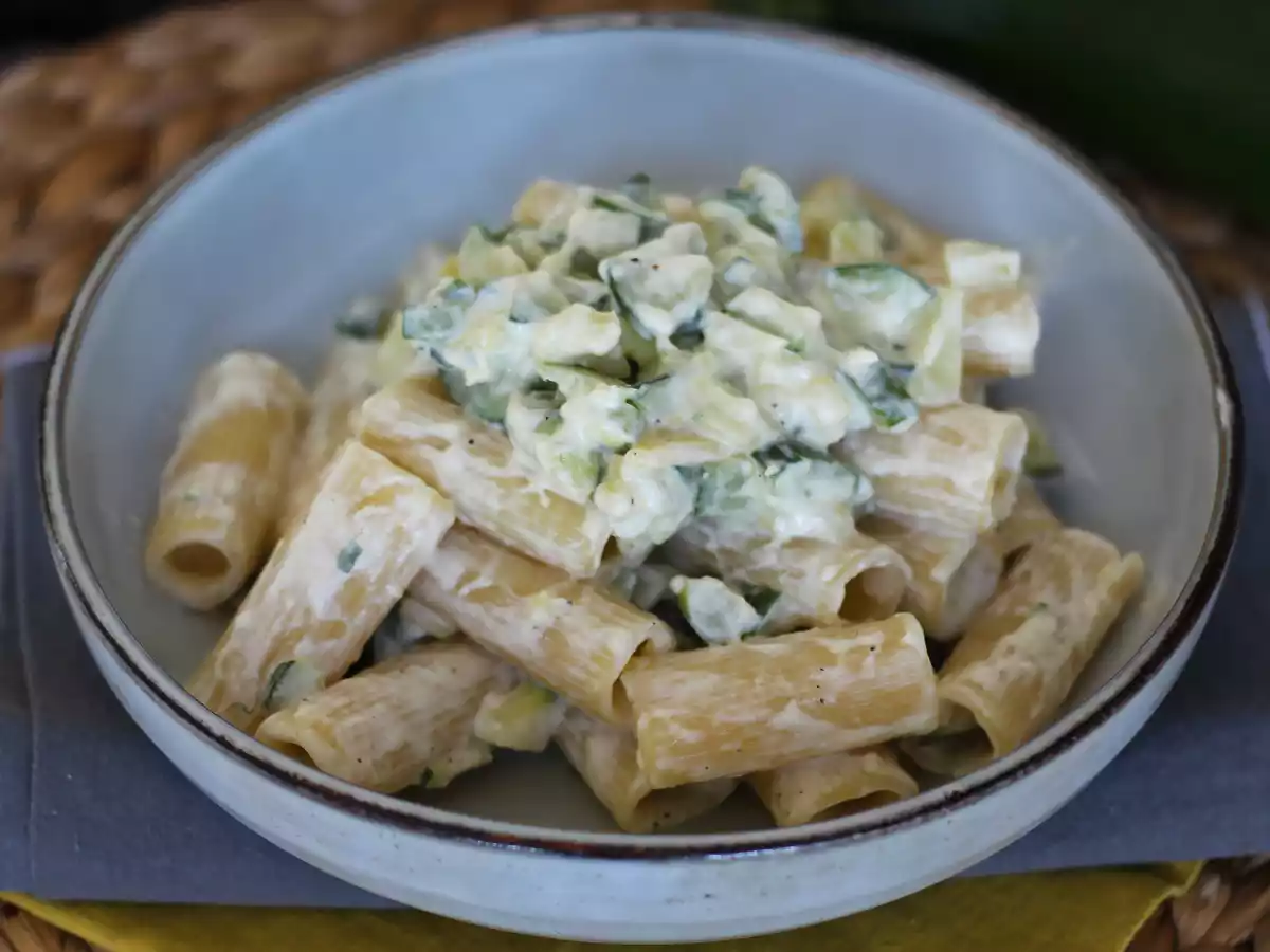 Kermainen pasta kesäkurpitsojen kanssa, maukas ja erittäin nopea resepti - kuva 4