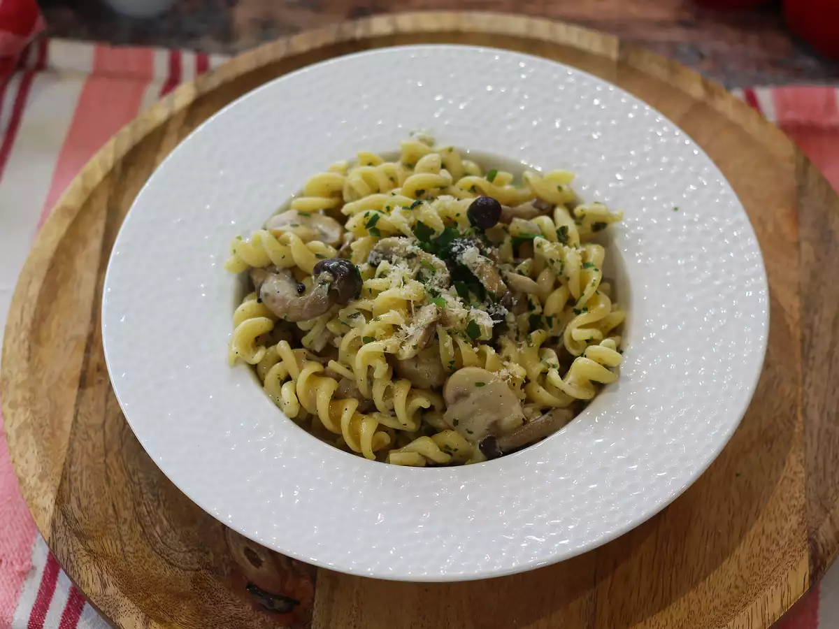 Kermainen pasta shimeji- ja ruskeista sienistä - kuva 2