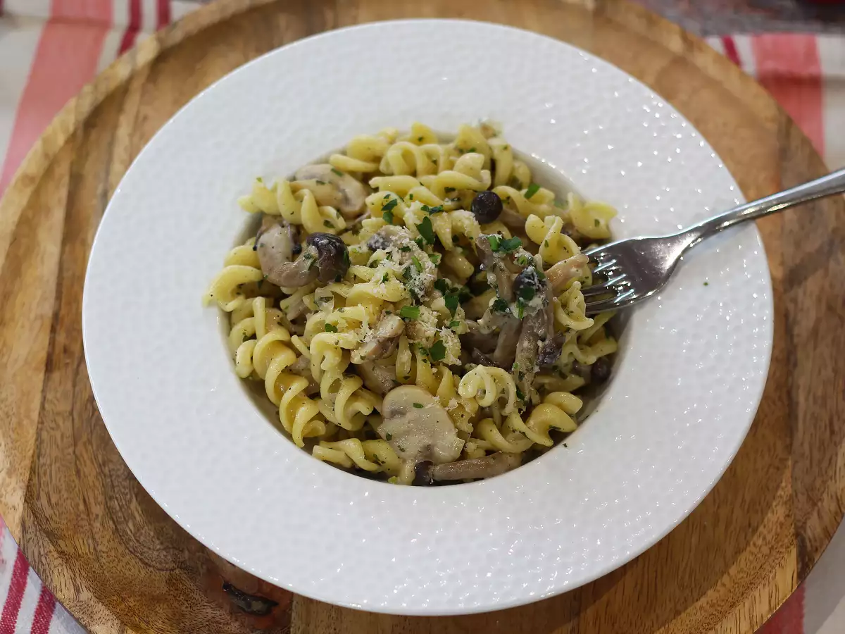 Kermainen pasta shimeji- ja ruskeista sienistä - kuva 4