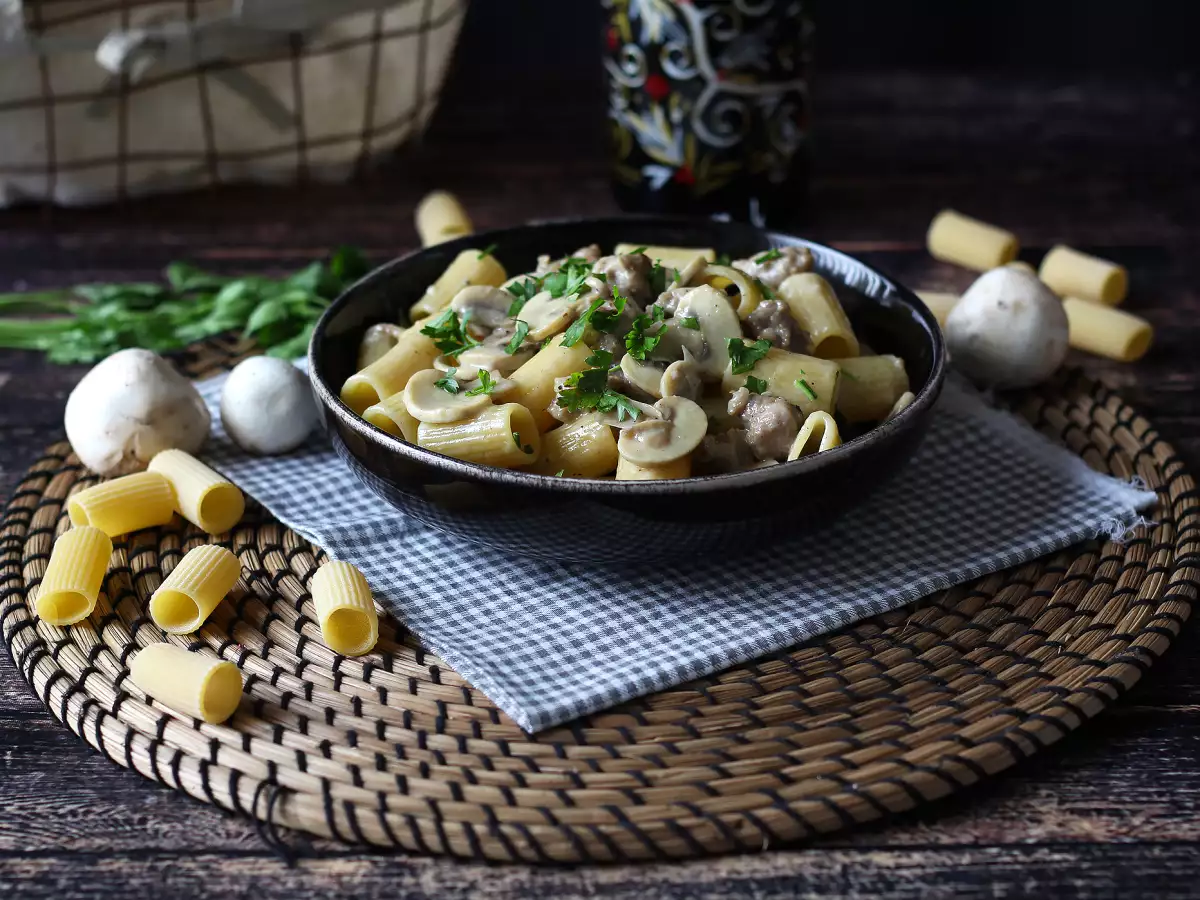 Kermainen pasta sienillä ja makkaralla - kuva 2