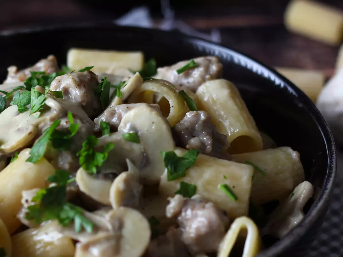 Kermainen pasta sienillä ja makkaralla - kuva 5