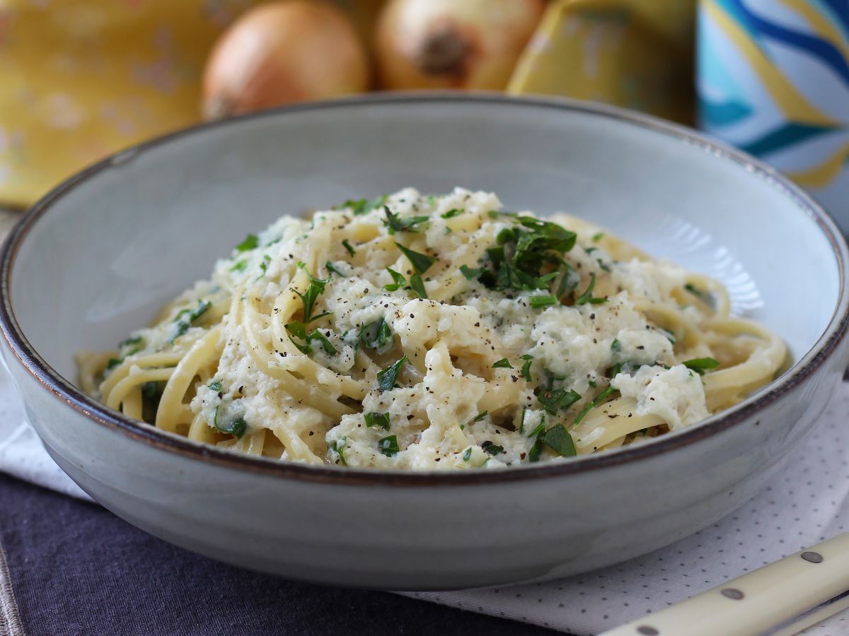 Kermainen sipulipasta: herkullinen ja superhalpa pääruoka!