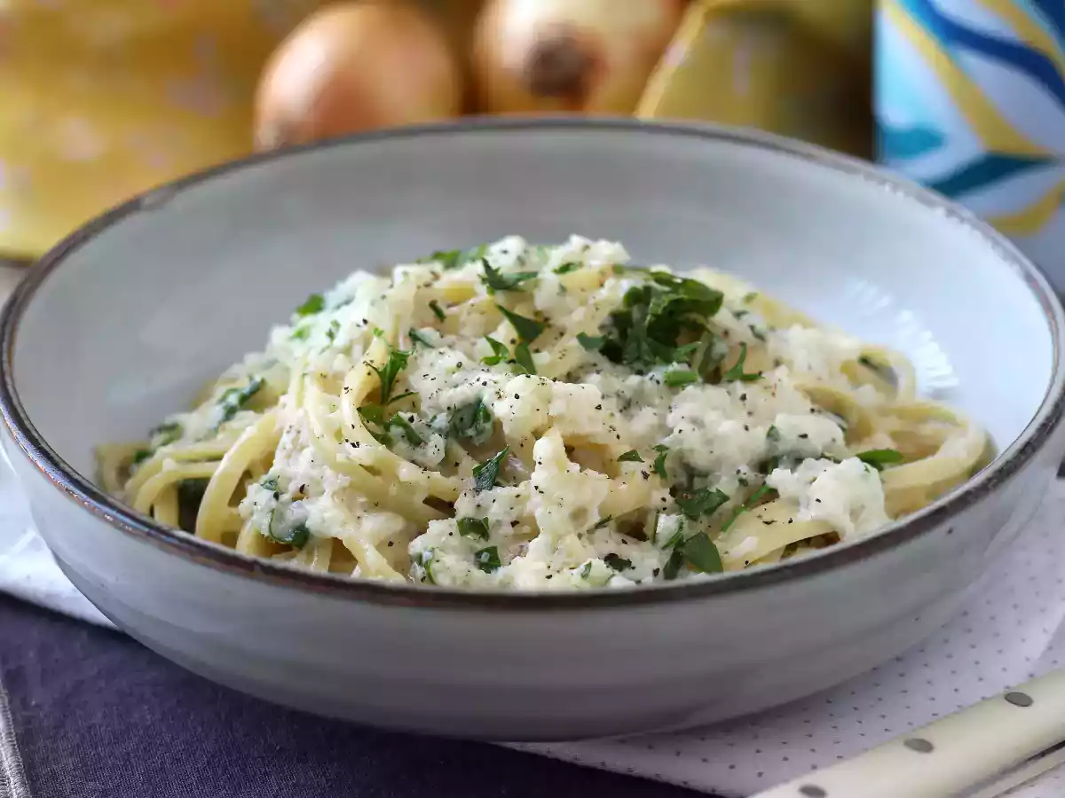 Kermainen sipulipasta: herkullinen ja superhalpa pääruoka!
