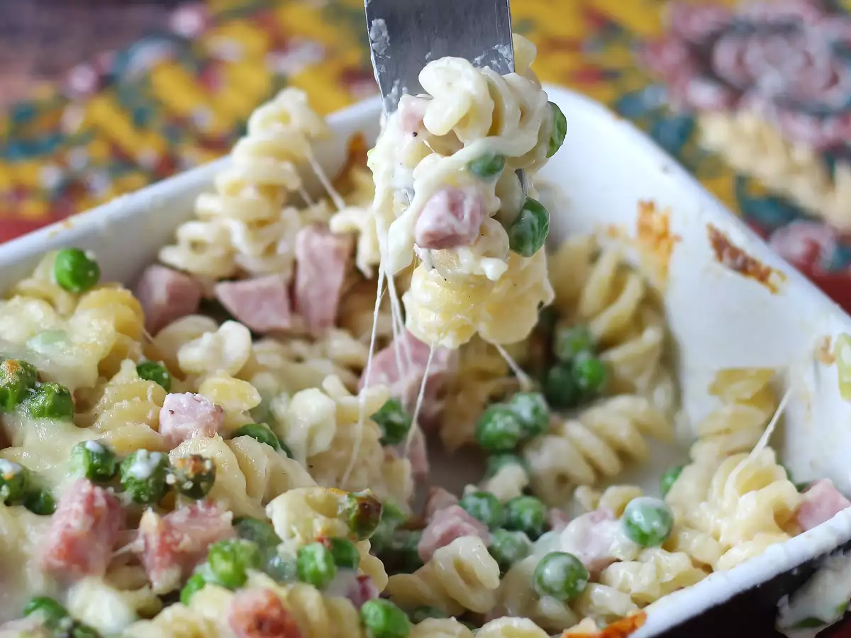 Kermainen uunipasta herneillä ja kinkulla – gratinoitu resepti - kuva 5