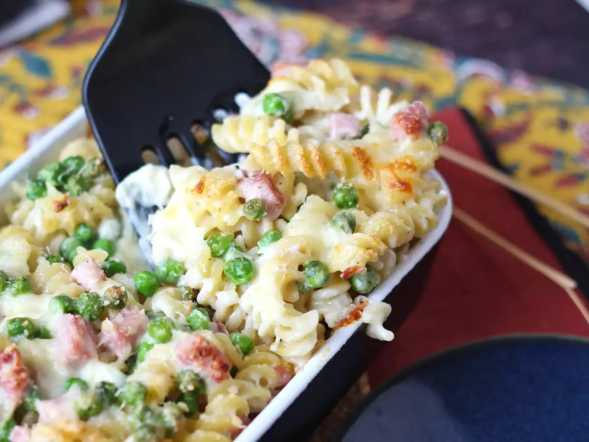Kermainen uunipasta herneillä ja kinkulla – gratinoitu resepti - kuva 7