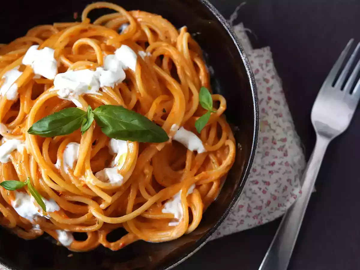 Kermaista pastaa burratan ja kirsikkatomaattien kanssa - kuva 2