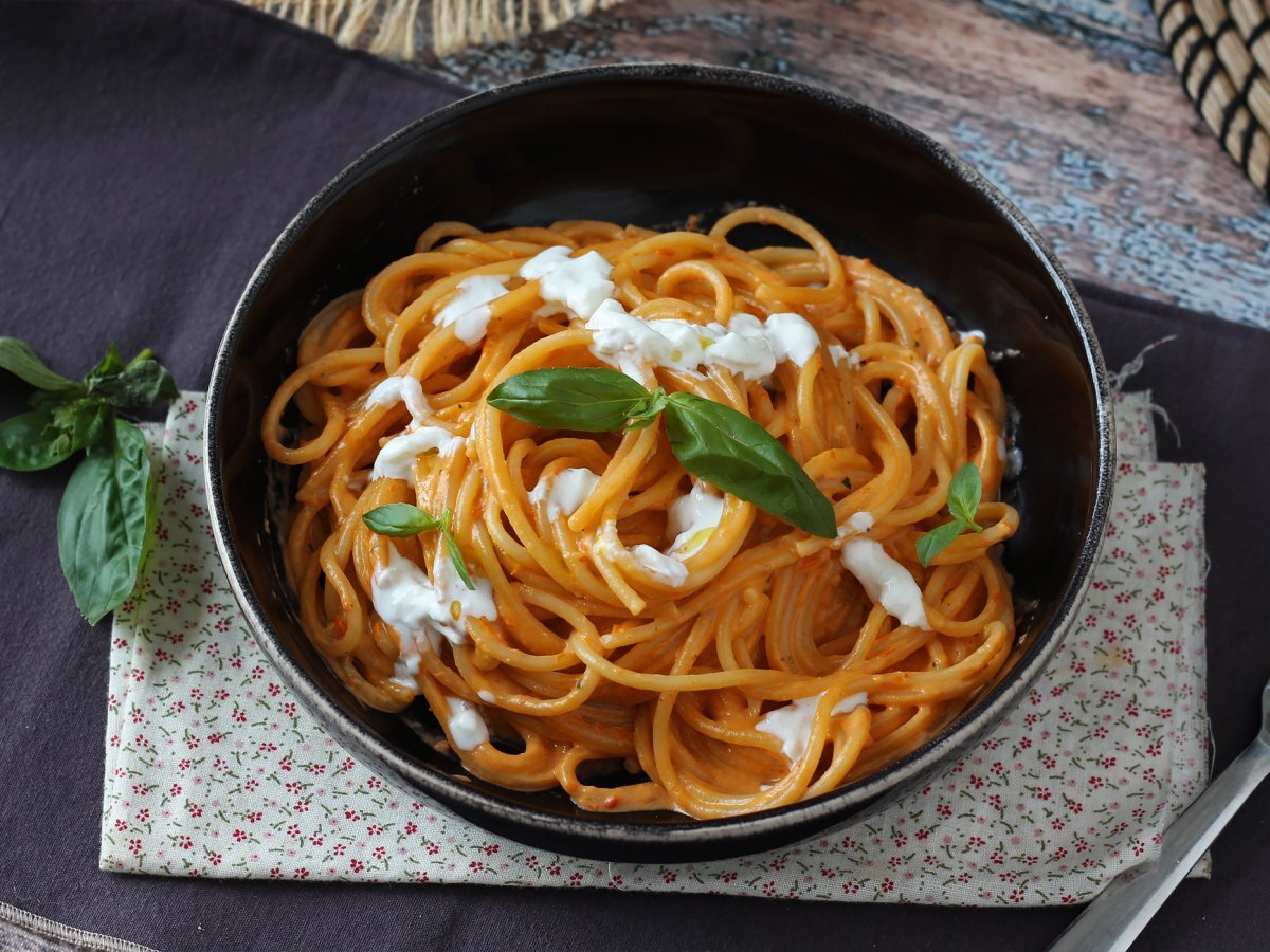 Kermaista pastaa burratan ja kirsikkatomaattien kanssa - kuva 4