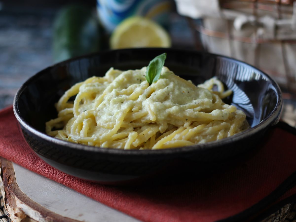 Kermaista pastaa kesäkurpitsan ja kreikkalaisen jogurtin kera