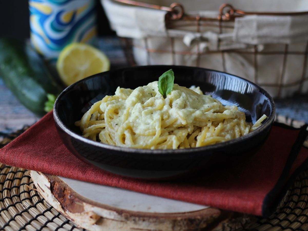 Kermaista pastaa kesäkurpitsan ja kreikkalaisen jogurtin kera - kuva 4