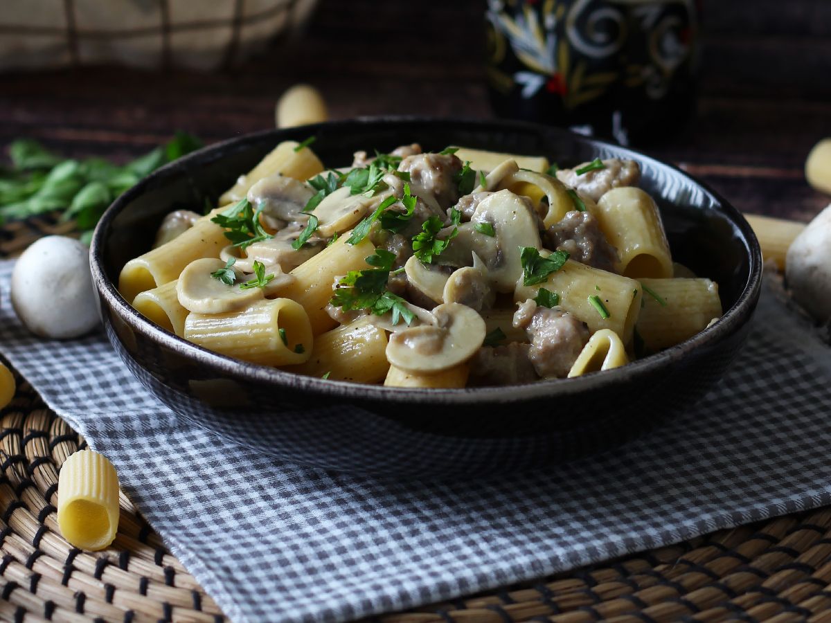 Kermaista pastaa sienien ja makkaran kanssa