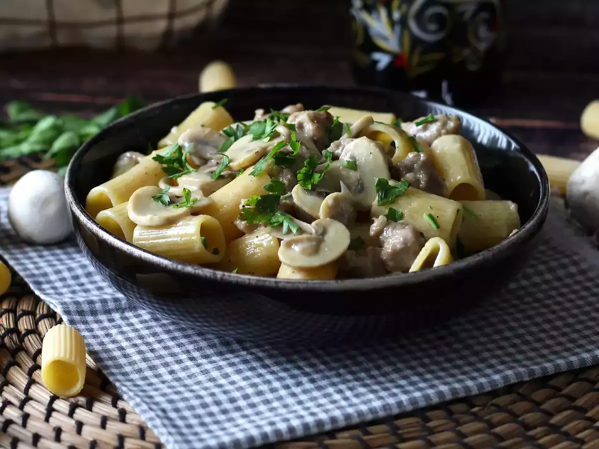 Kermaista pastaa sienien ja makkaran kanssa