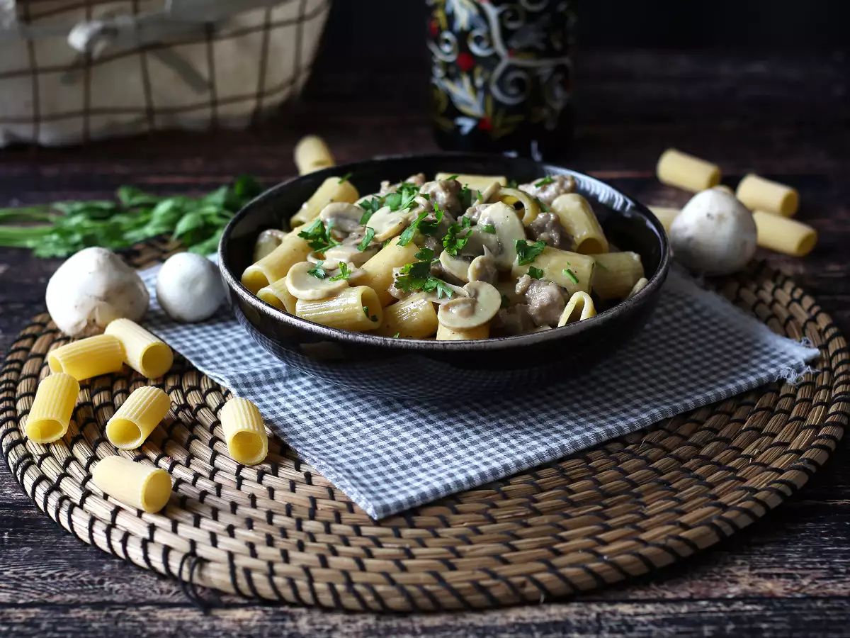 Kermaista pastaa sienien ja makkaran kanssa - kuva 2