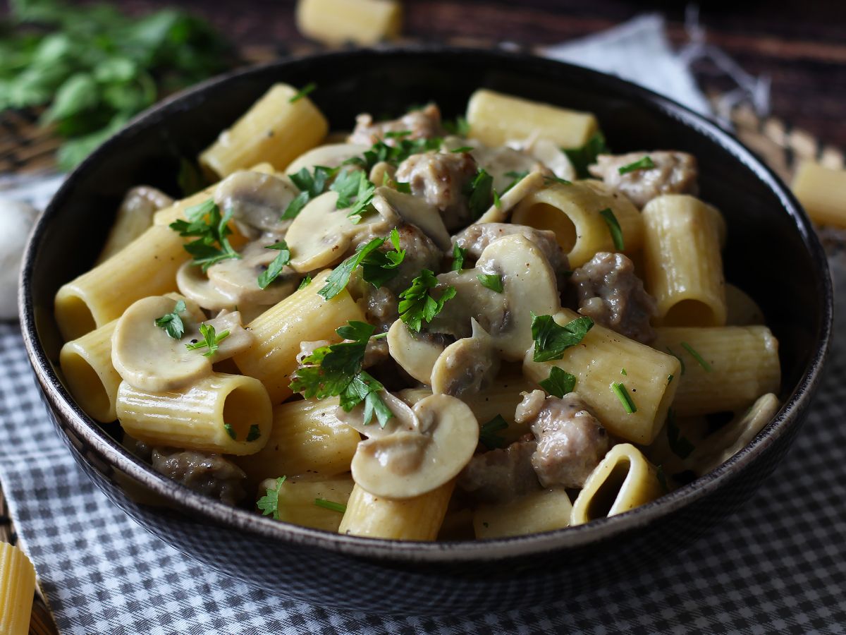Kermaista pastaa sienien ja makkaran kanssa - kuva 3