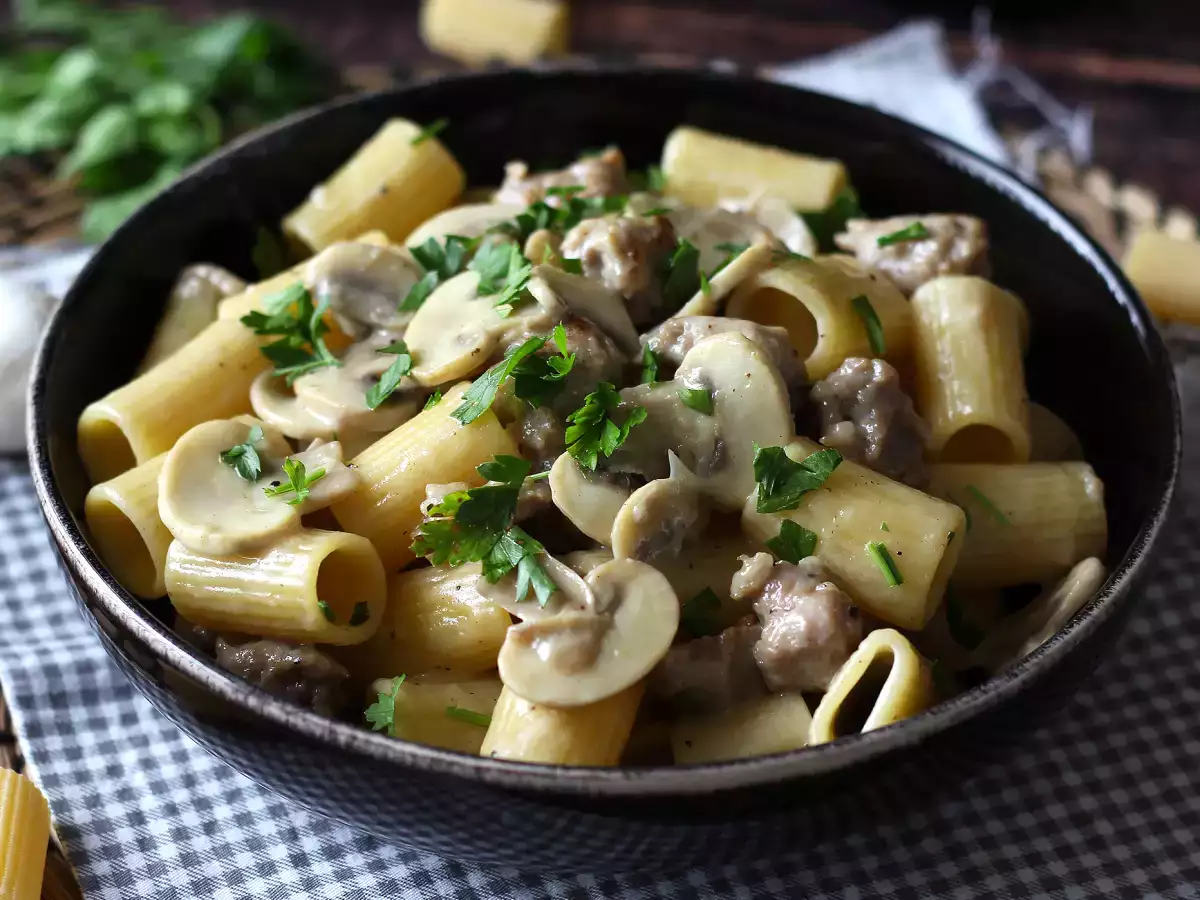 Kermaista pastaa sienien ja makkaran kanssa - kuva 3