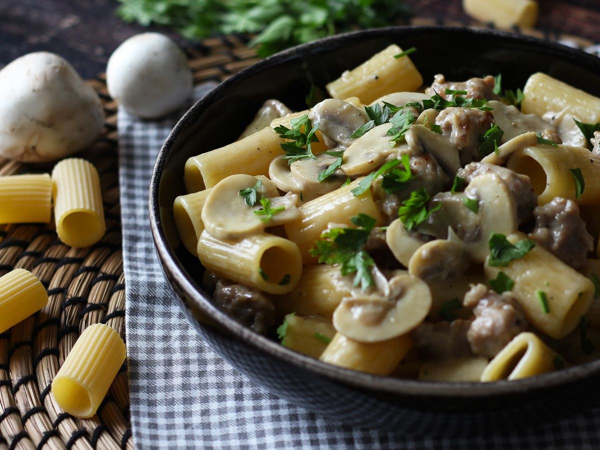 Kermaista pastaa sienien ja makkaran kanssa - kuva 4