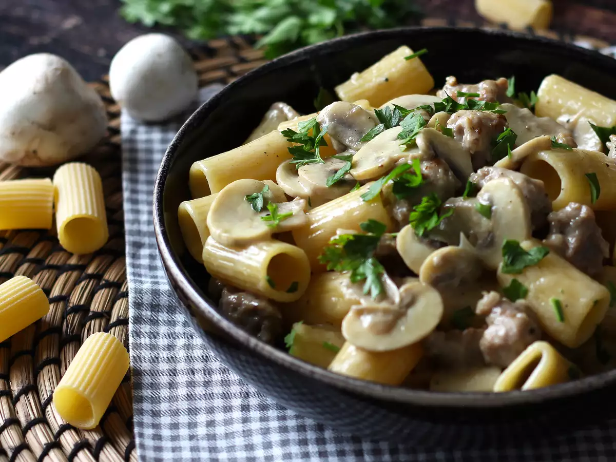 Kermaista pastaa sienien ja makkaran kanssa - kuva 4