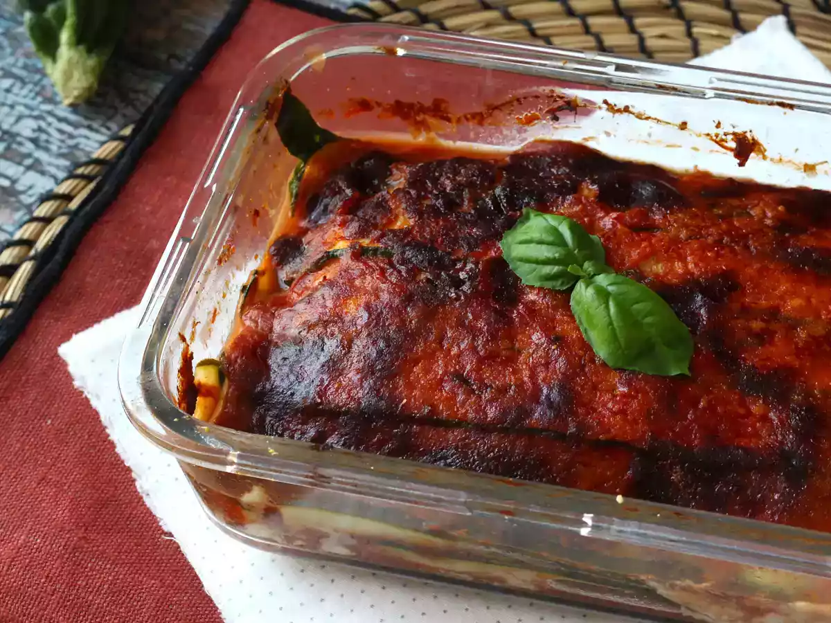 Kesäkurpitsa parmigiana ilmakeittimessä: nopea, kevyt ja rapea