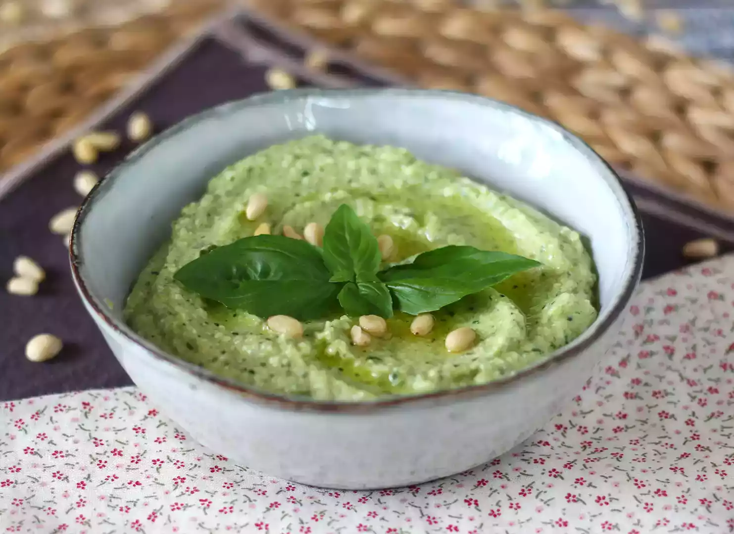 Kesäkurpitsa-pesto, nopea ja maukas resepti ilman kypsennystä.