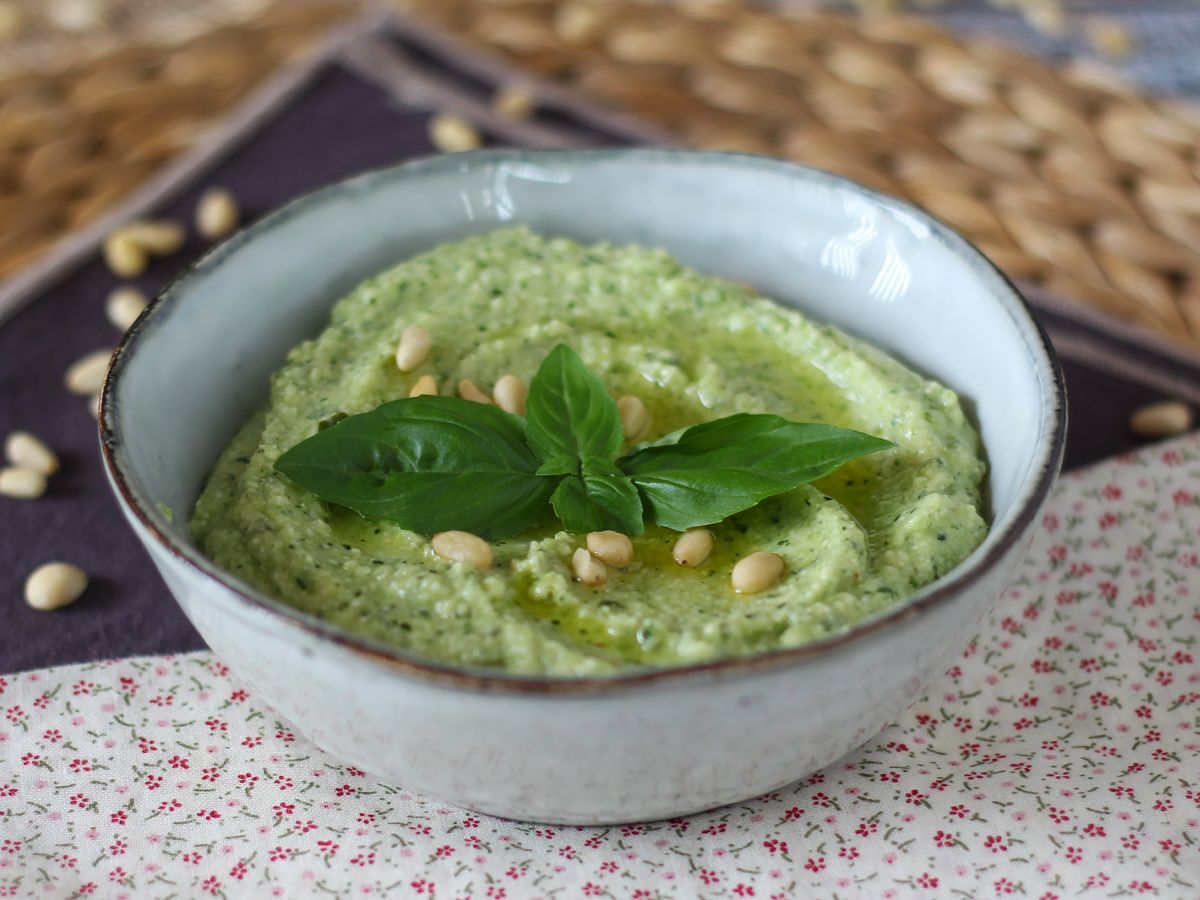 Kesäkurpitsa-pesto, nopea ja maukas resepti ilman kypsennystä.