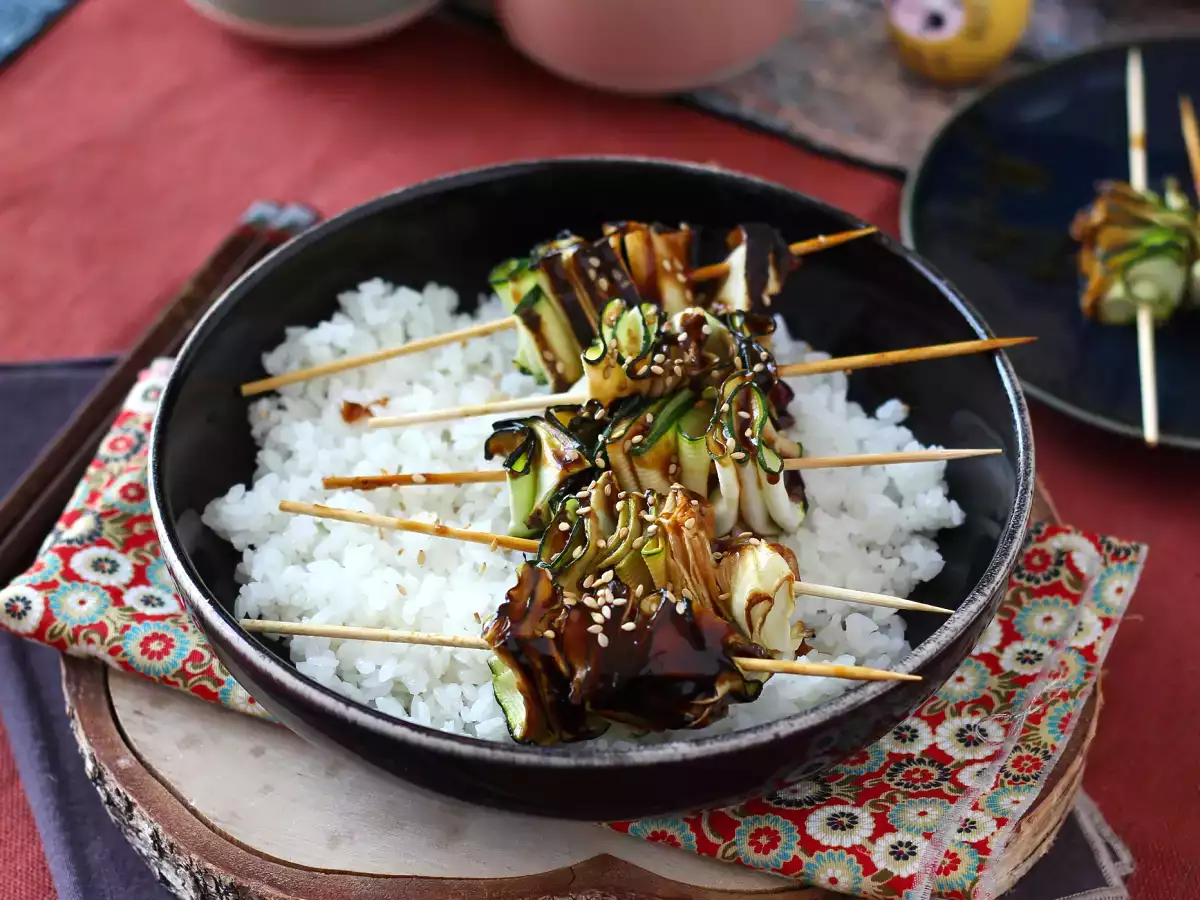 Kesäkurpitsakebab herkullisen, mausteisen aasialaisen kastikkeen kera - kuva 4
