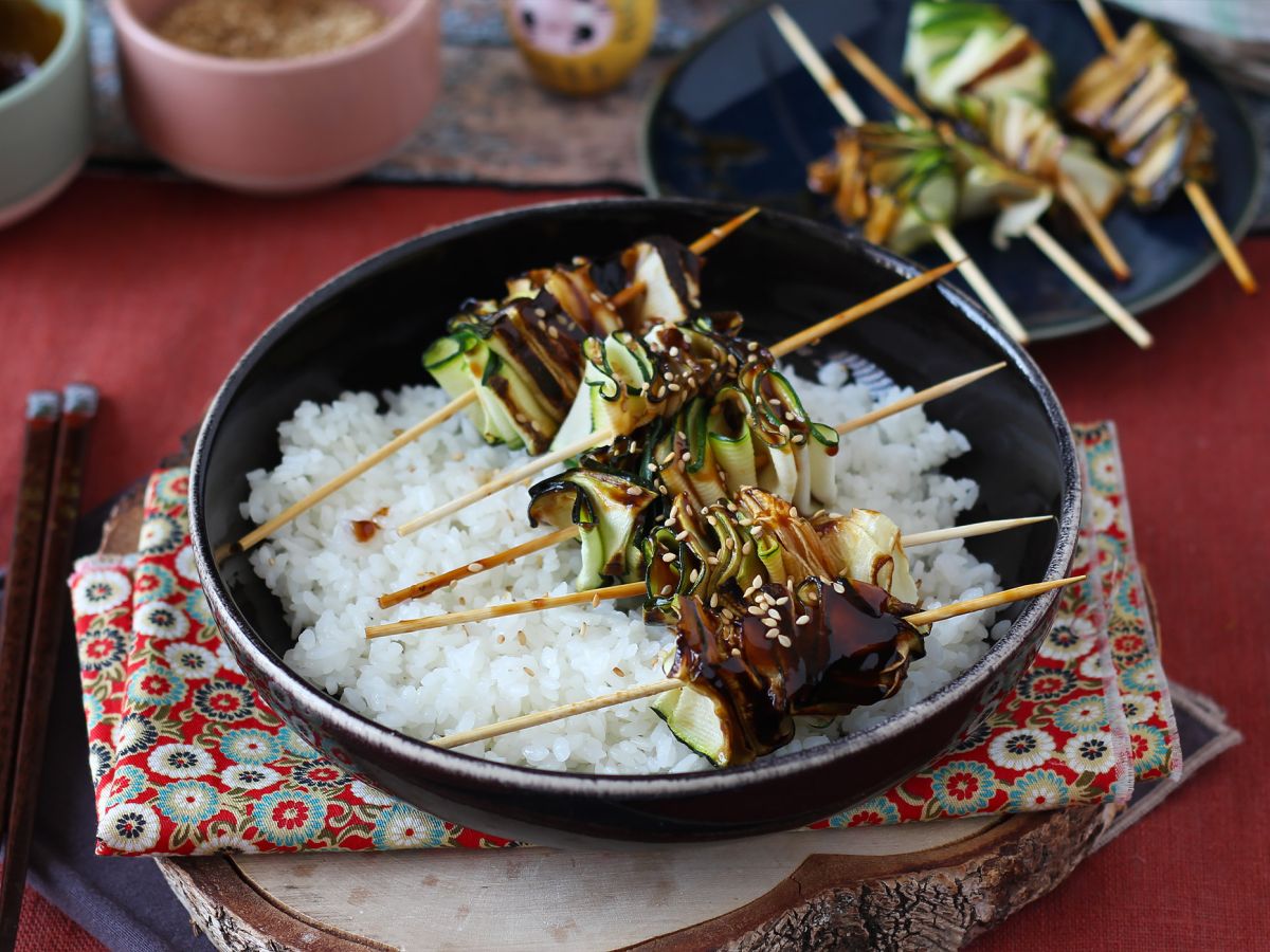 Kesäkurpitsakebab herkullisen, mausteisen aasialaisen kastikkeen kera - kuva 8