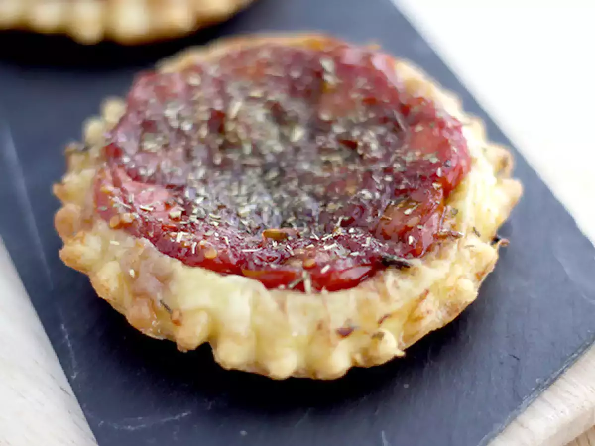 Kirsikkatomaatti-Tatin-tortut