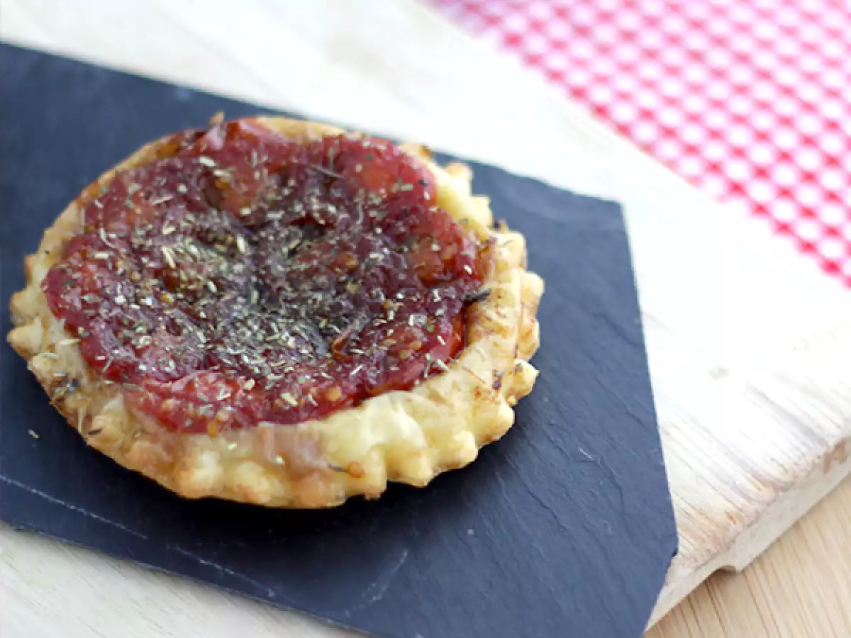 Kirsikkatomaatti-Tatin-tortut - kuva 3