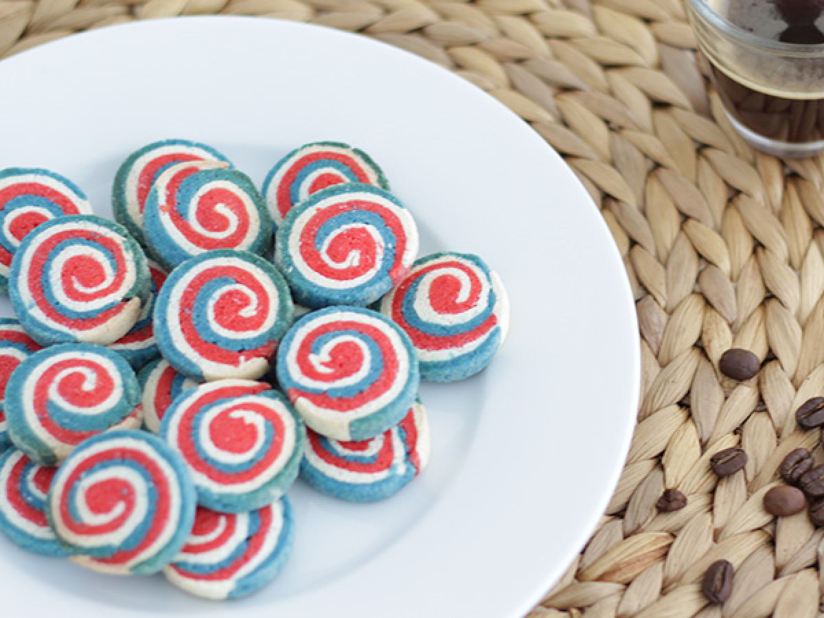 Kolmiväriset pikkuleipäkeksit Ranskan lipun väreissä
