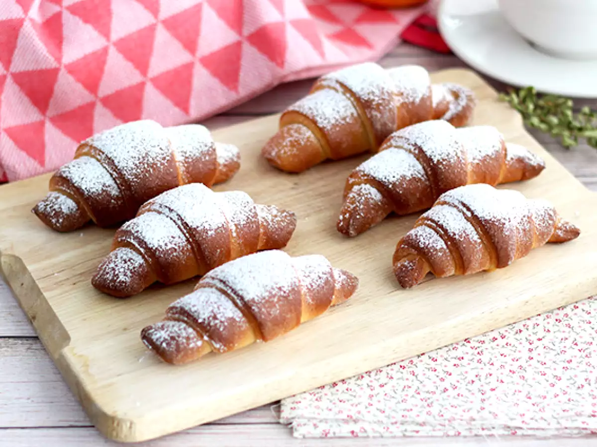 Kondensoidusta maidosta leivotut croissantit