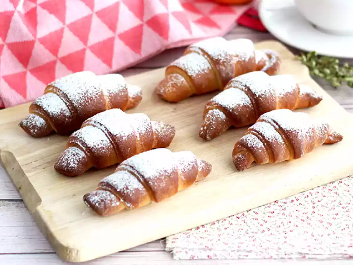 Kondensoitu maito croissantit