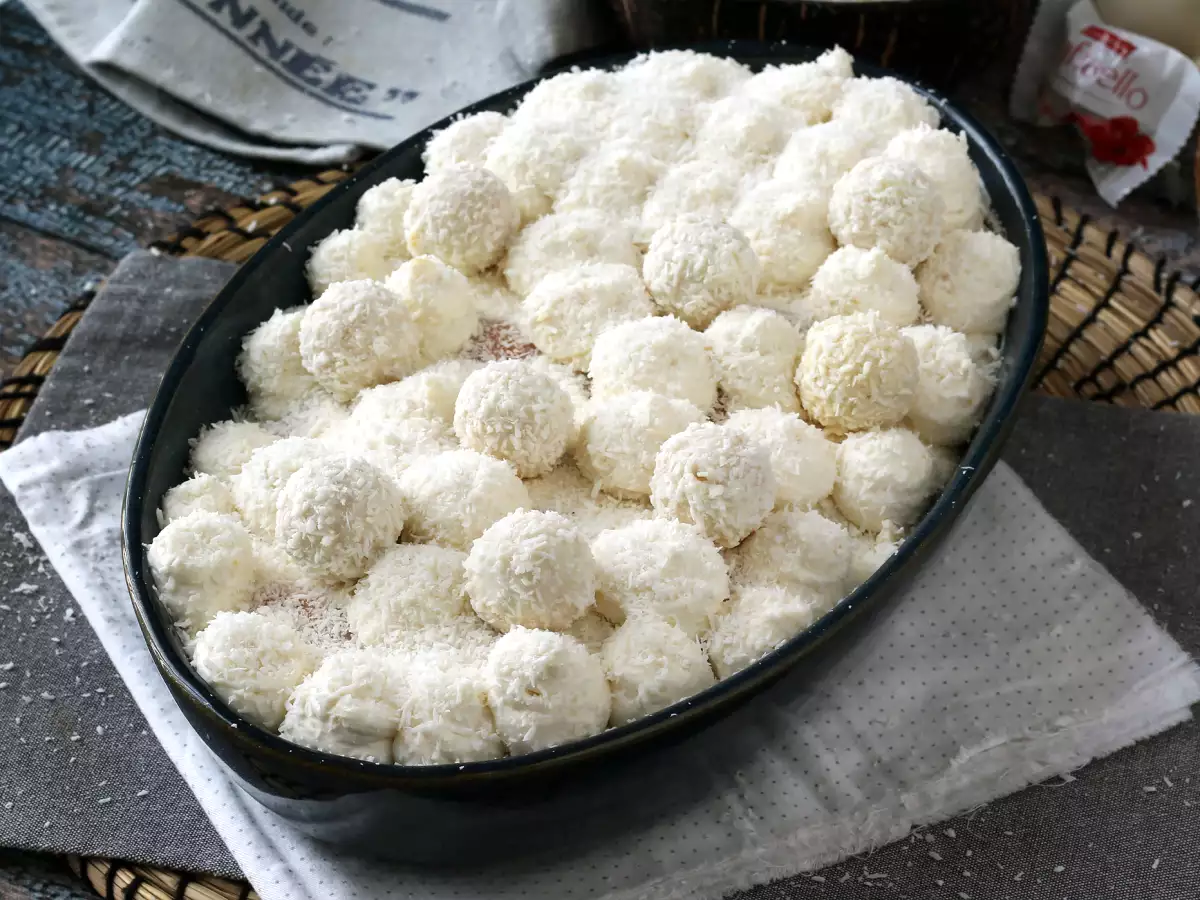 Kookos-tiramisu Raffaello-konvehdeilla